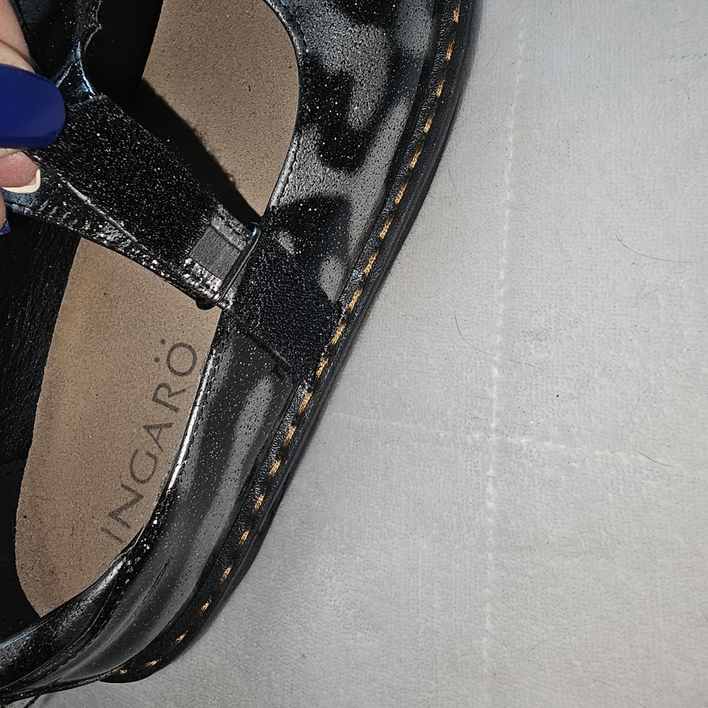 Pair of Ingaro nursing  shoe with velcro closure - Picture 7 of 7